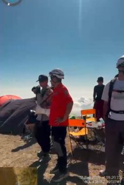 Tekan Ancaman Karhutla di Rinjani, Petugas Sisir Kawasan Camp Pendaki Sembalun